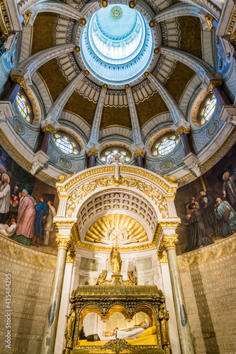 Dans la Basilique Saint-Sixte d'Ars photo