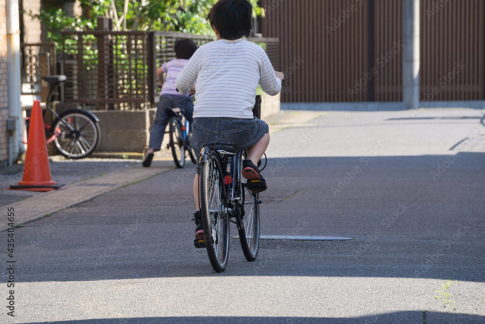 自転車を学ぶ子供