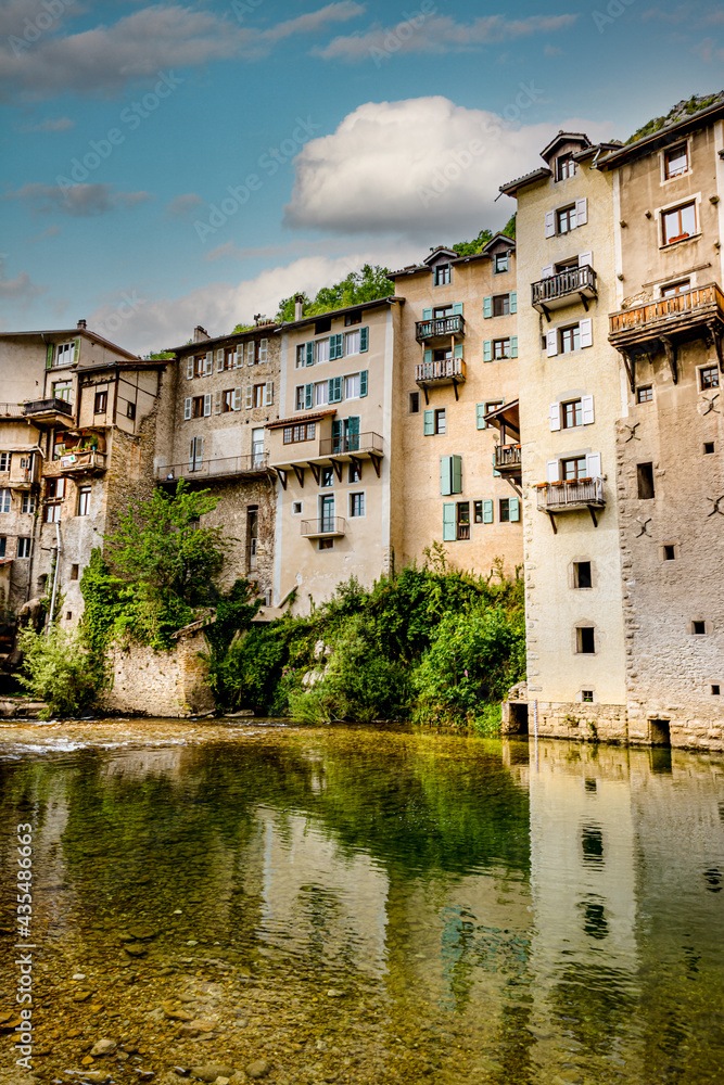 Fototapeta premium Les maisons suspendues de Pont-en-Royans