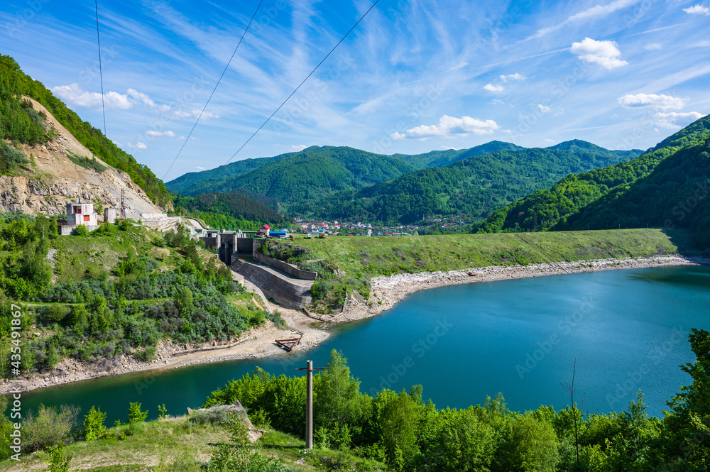 Wasserkraftwerk mit Staudamm in Rumänischen Karpaten