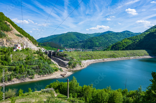 Obraz na płótnie Wasserkraftwerk mit Staudamm in Rumänischen Karpaten w salonie