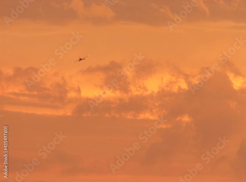 Fototapeta Naklejka Na Ścianę i Meble -  avion al horizonte