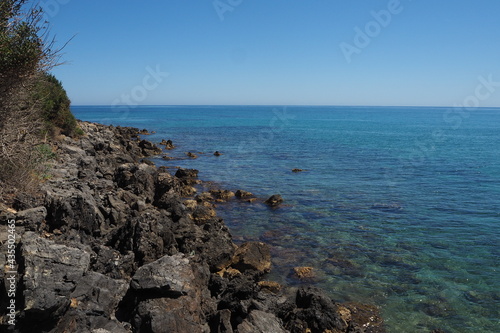 Widok na wybrzeże wyspy Kreta z ciemnymi kamieniami i morzem, Grecja photo