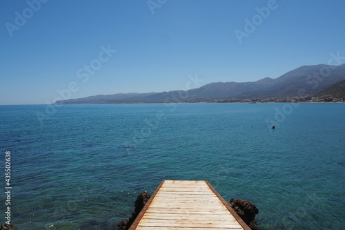 Małe drewniane molo z wyjściem do morza, Kreta, Grecja