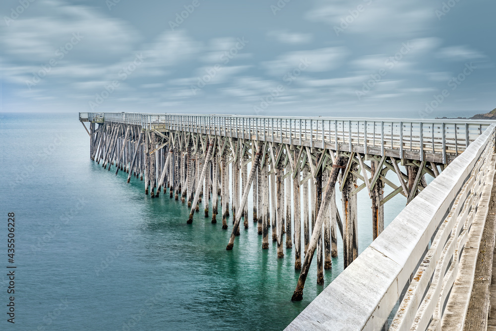 Obraz premium San Simeon pier on the William Randolph Hearst Memorial beach, California