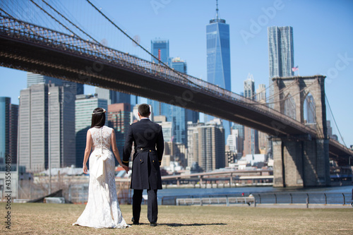 bride and groom in Brooklyn Bridge park, New York © Fernando
