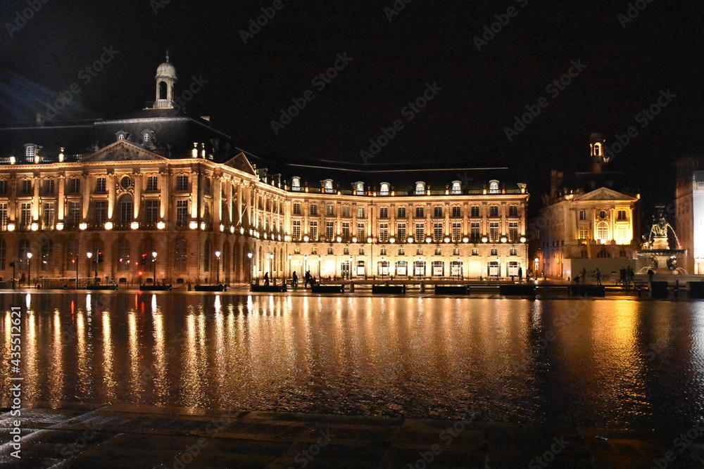 Fototapeta premium Noche espejo de luces en el agua