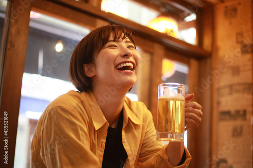 Valokuva お酒を飲む女性