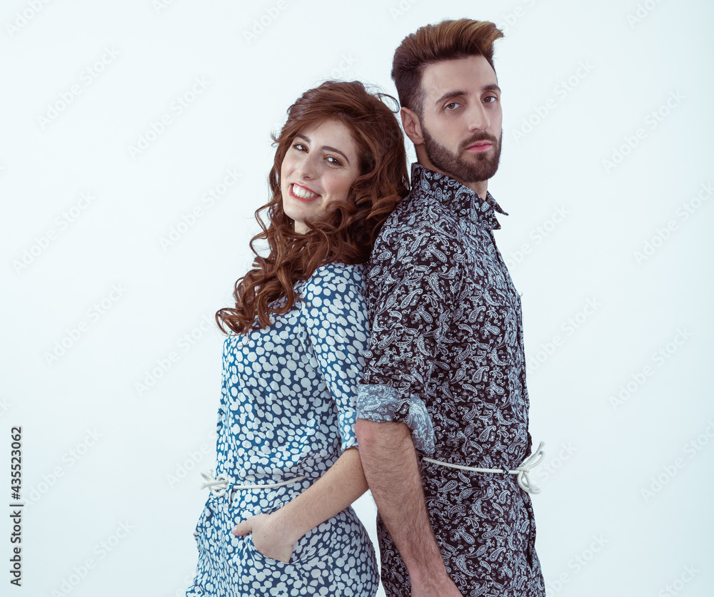 Pareja de hombre y mujer pelirroja posan a la moda con unos monitos Pareja de hombre y mujer pelirroja posan a la moda con unos monitos