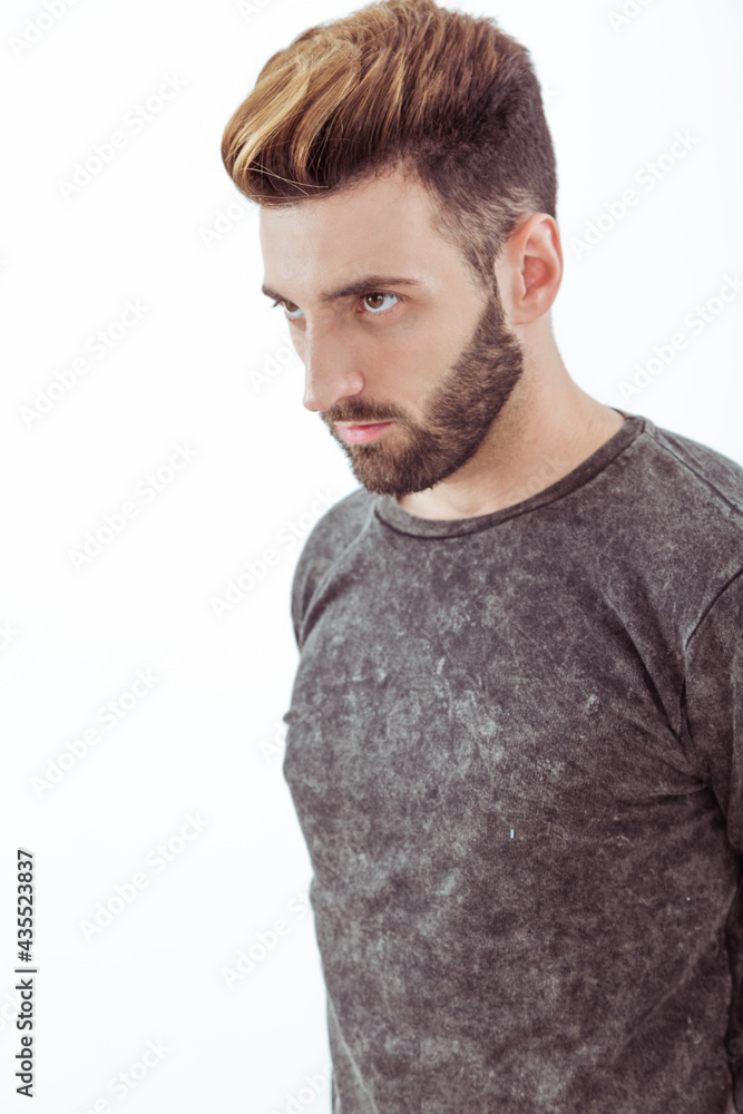 Chico joven de barba posa de perfil con remera Stock Photo | Adobe Stock