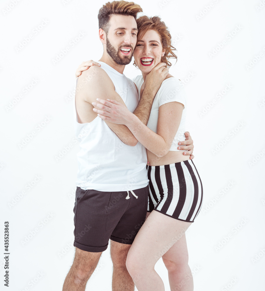 pareja de chicos jóvenes lucen sexys frente a cámara de manera espontánea y riendo