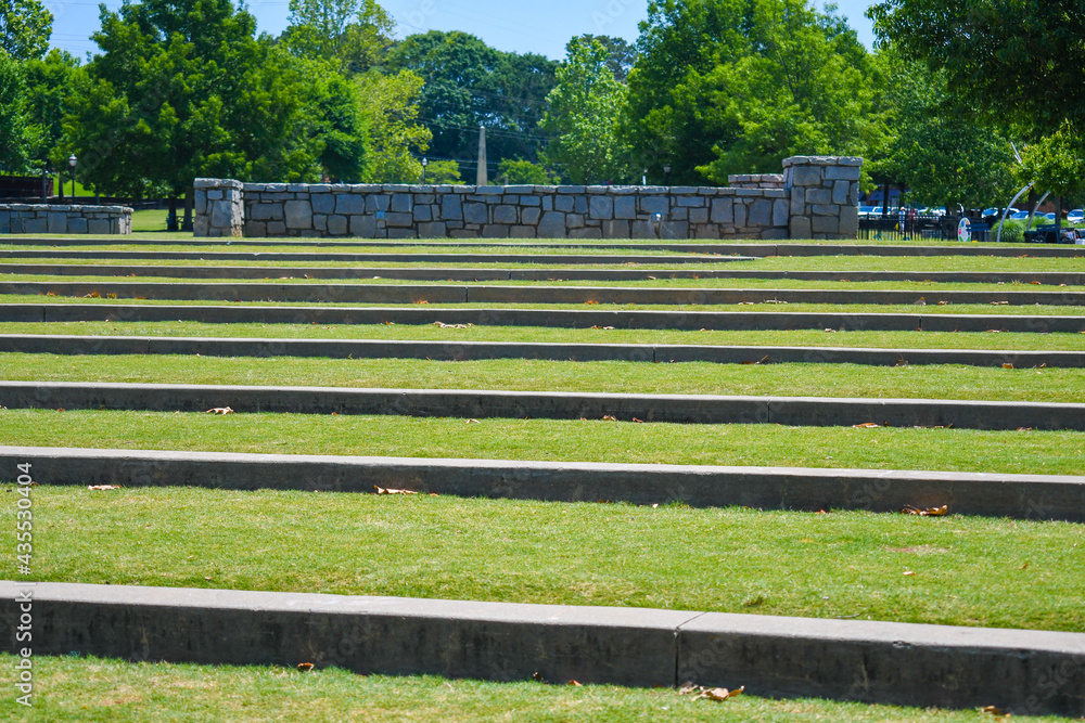 Φωτογραφία Outdoor amphitheater for concerts and family gatherings with lawn seating