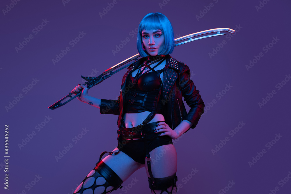 Obraz premium Attractive cyberpunk woman with sword inside studio