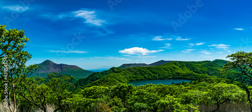 大幡池_韓国岳が映る霧島の静かな火山湖 コバルトブルーが美しい