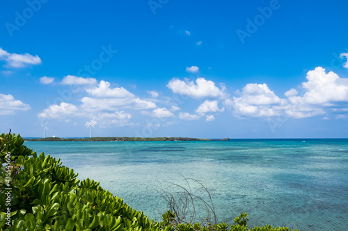 沖縄の美ら海、宮古島の海と青空と白い雲