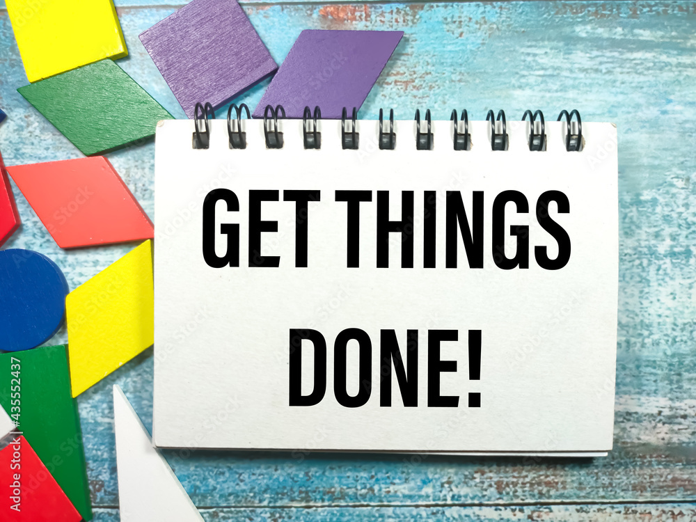 Obraz premium Business concept.Text GET THINGS DONE with wooden jigsaw on blue wooden background.