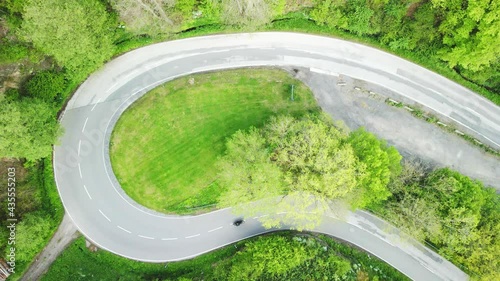 Luftaufnahme einer Kurve, durch die ein Motorrad fährt