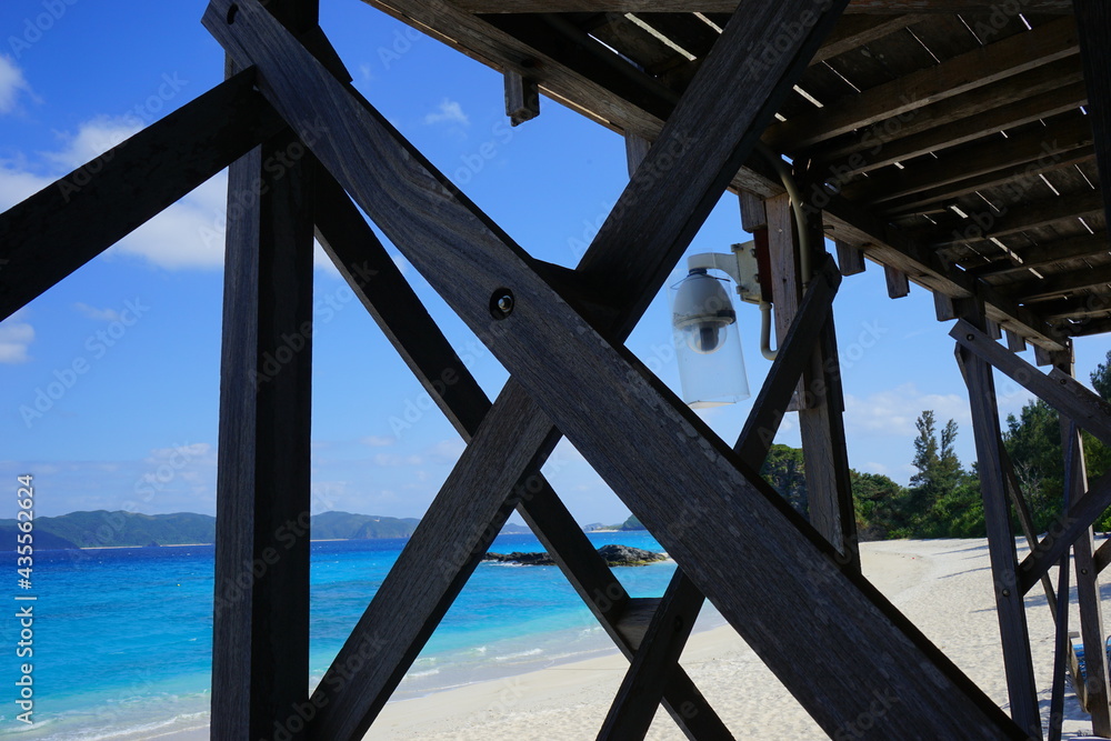 Obraz premium Beautiful summer scenery. calm waves on the blue water. Furuzamami Beach in Zamami island, Okinawa, Japan - 日本 沖縄 座間味島 古座間味ビーチ 青い海 