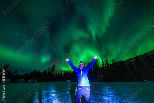 wundervolle Nordlichter in Troms in den Lyngenalps. begeisterndes Lichtspiel am nächtlichen Himmel, jubelnde Menschen. Aurora Borealis bei Tromsö © Dieter