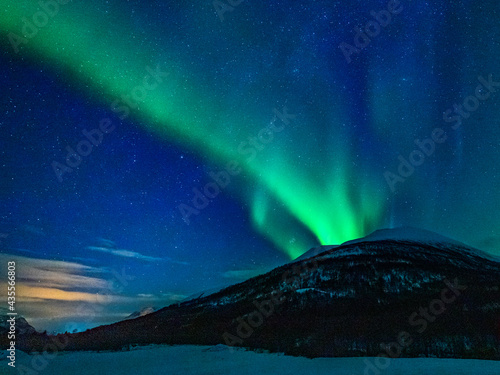 wundervolle Nordlichter in Troms in den Lyngenalps. begeisterndes Lichtspiel am nächtlichen Himmel, tanzende Lady, überwältigende Aurora Borealis bei Tromsö photo