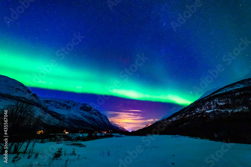 wundervolle Nordlichter in Troms in den Lyngenalps. begeisterndes Lichtspiel am nächtlichen Himmel, tanzende Lady, überwältigende Aurora Borealis bei Tromsö © Dieter