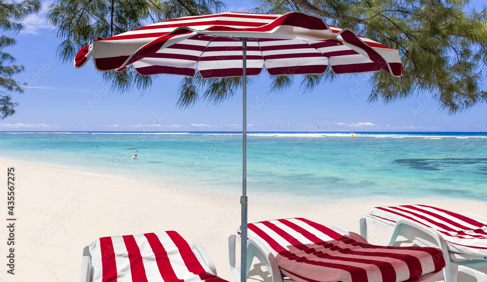 Parasol et transats sur plage paradisiaque de l'Hermitage, île de la  Réunion Stock Photo | Adobe Stock