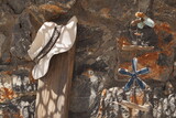 Biała czapka i łowiec snów na tle kamiennej ściany, Grecja