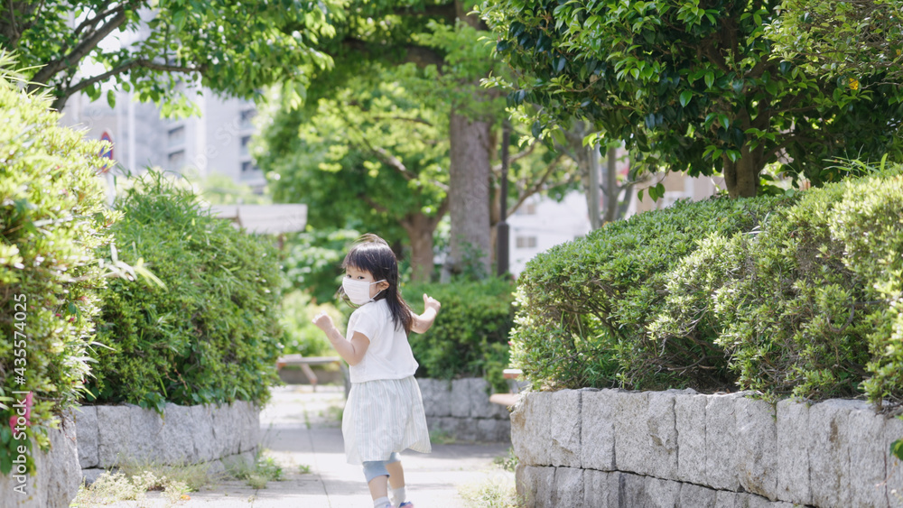 夏にマスクをつけてお出かけする子供