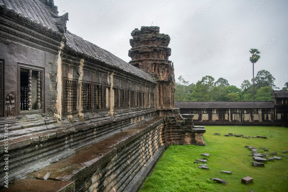 Obraz premium Angkor Wat is the largest temple in the world, it rains in the rainy season (Cambodia, 2019)
