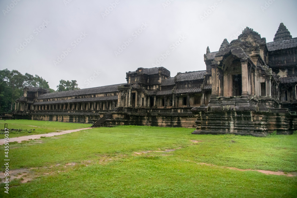 Angkor Wat is the largest temple in the world, it rains in the rainy season (Cambodia, 2019) Angkor Wat is the largest temple in the world, it rains in the rainy season (Cambodia, 2019)