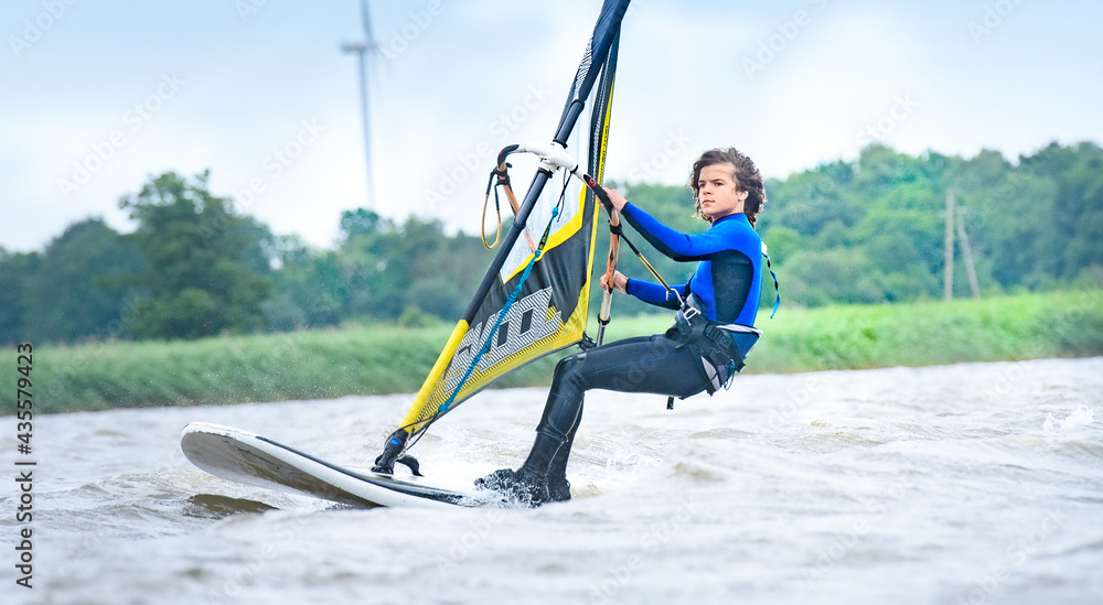 Pływanie na desce windsurfingowej na obozie sportowym - obrazy, fototapety, plakaty 
