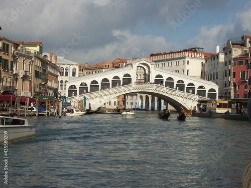 The Historic Rialto Bridge Ponte di Rialto above the Famous Canale Grande on a Cloudy Day in Italy´s Venice © Anna