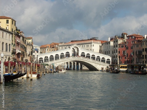 The Historic Rialto Bridge Ponte di Rialto above the Famous Canale Grande on a Cloudy Day in Italy´s Venice