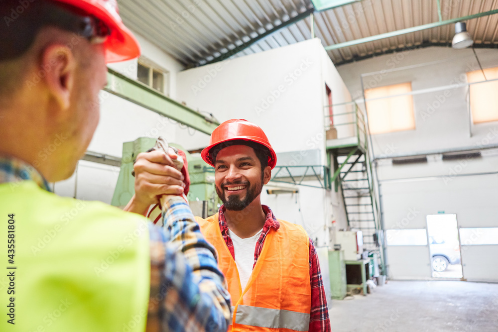 Handwerker oder Arbeiter schütteln sich die Hände Handwerker oder Arbeiter schütteln sich die Hände