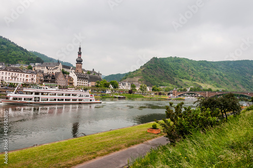 Cochem, Mosel, Fluss, Schifffahrt, Altstadt, Stadt, Martinskirche, Moselpromenade, Weinberg, Altstadthäuser, Terrassenmosel, Rheinland-Pfalz, Frühling, Deutschland photo