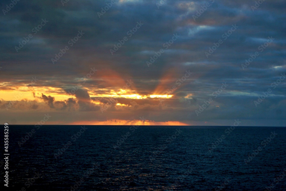 Sonneaufgang über dem atlantischen Ozean 
