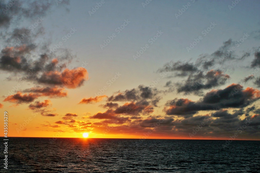 Sonneaufgang über dem atlantischen Ozean 