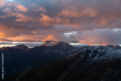 Traumhafter Sonnenuntergang mit vielen Wolken in den Alpen