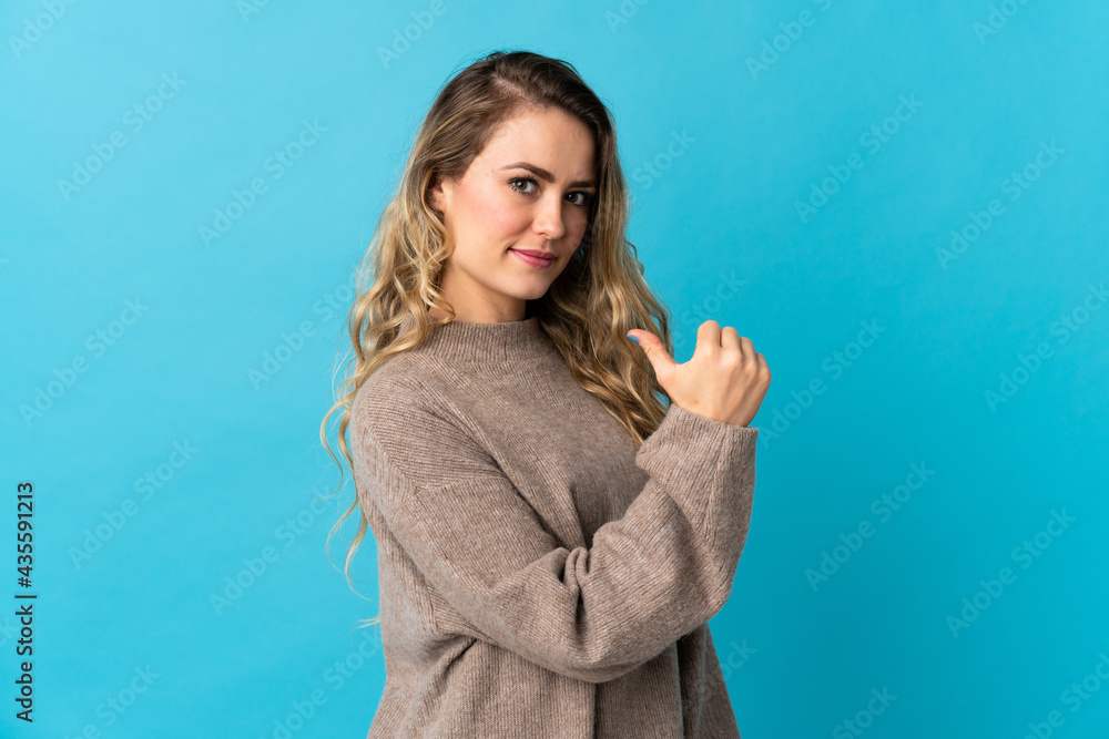 Obraz premium Young Brazilian woman isolated on blue background proud and self-satisfied
