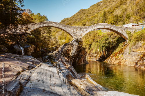 Ponte dei Salti Römerbrücke über die Verzasca in Lavertezzo im Schweizer Kanton Tessin