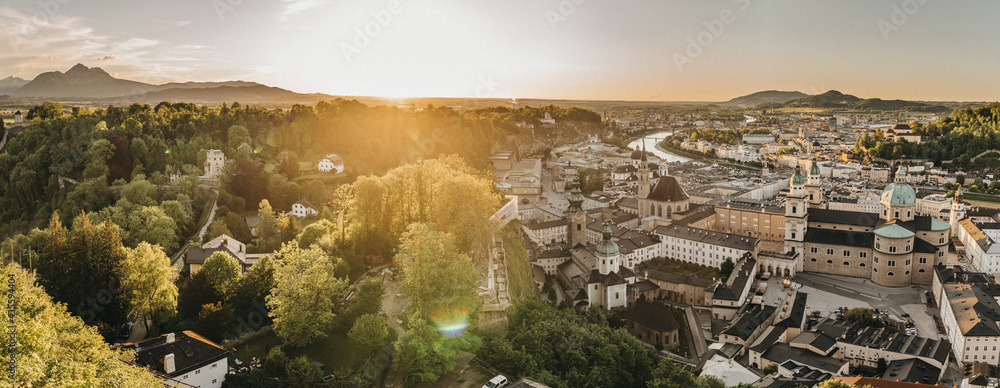 Fototapeta premium Sonnenuntergang in Salzburg