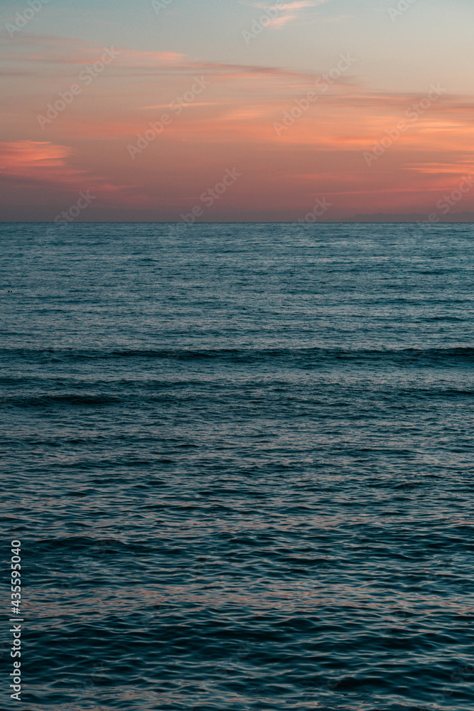 Obraz premium Biarritz, sunset avec des vagues et l'océan Atlantique 
