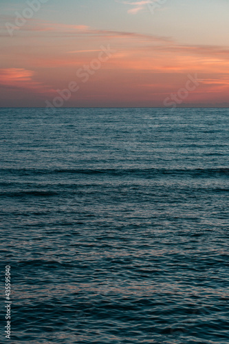 Biarritz, sunset avec des vagues et l'océan Atlantique 