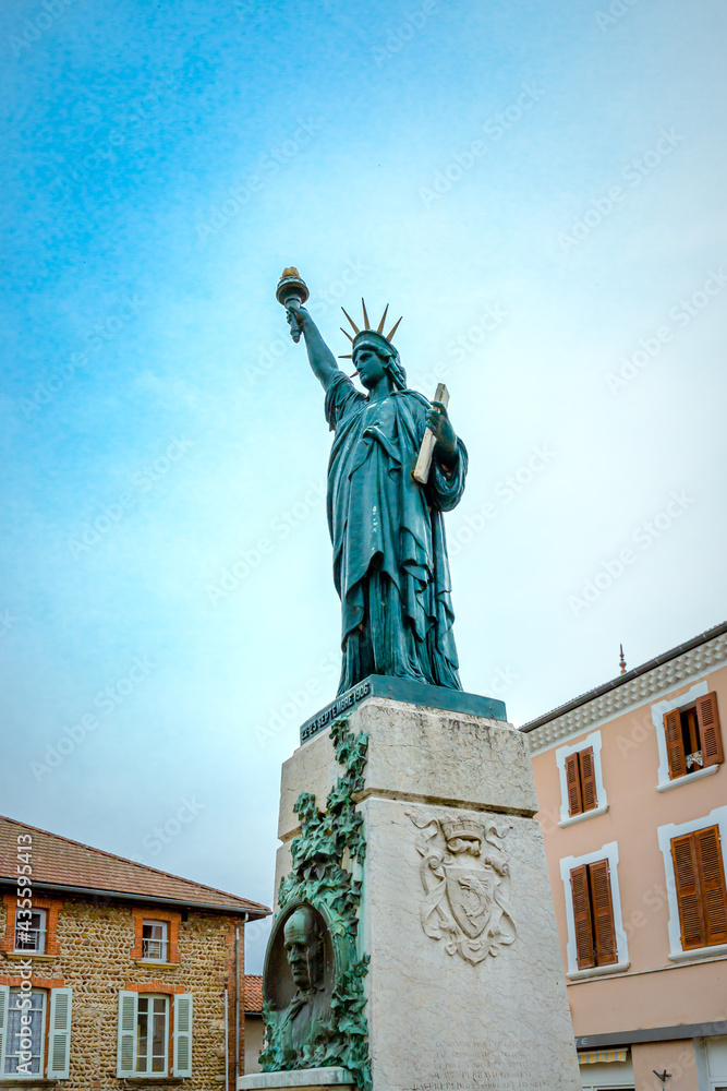Fototapeta premium Réplique de la Statue de la Liberté de Royan
