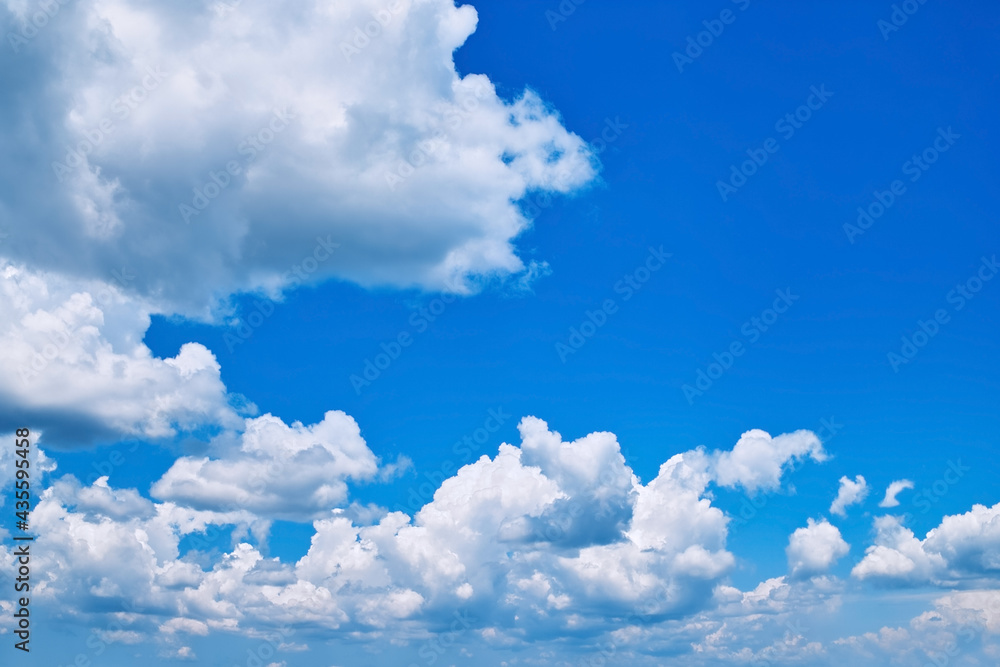 夏空 波の様に押し寄せる雲と青空