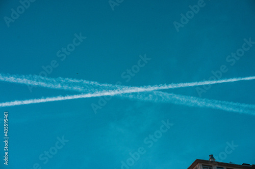 Lignes d'avions dans un ciel bleu photo