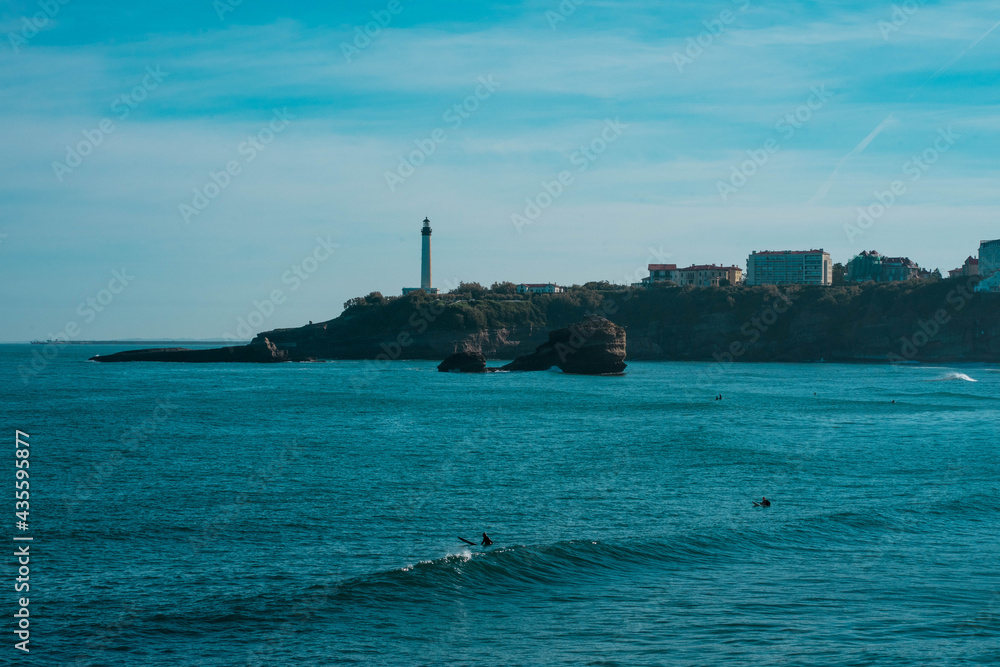 Surfeurs à la grande plage de Biarritz avec le phare Surfeurs à la grande plage de Biarritz avec le phare