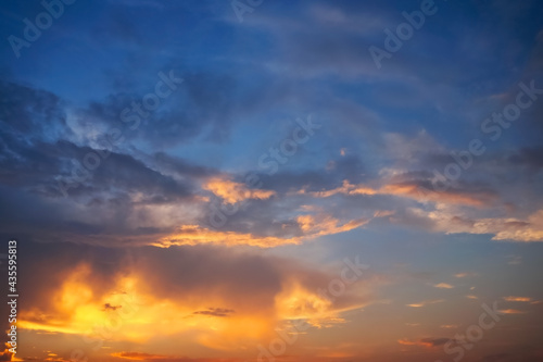 尊厳なる金色雲が輝く夕焼け © BEIZ images