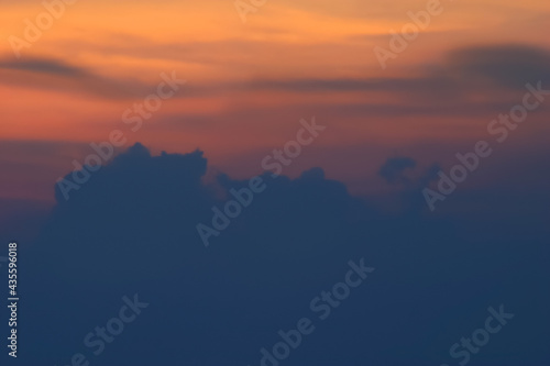 墨色の雲とオレンジ色の夕焼け