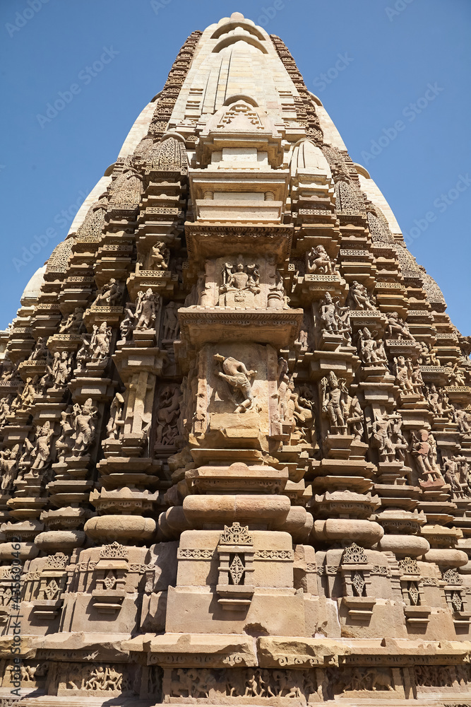 Φωτογραφία Originally, there were about 80 temple buildings in Khajuraho scattered over a total area of about 21 square kilometers - nowadays only about 20 of them remain, most of which are in two groups